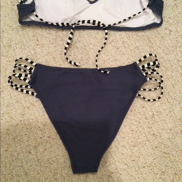 Fun string bikini - Picture 6 of 7